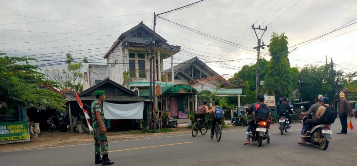 Anggota Koramil 1609 Juntinyuat Indramayu Membantu Masyarakat dan Anak Sekolah Menyebrang Jalan Raya Desa Juntikebon