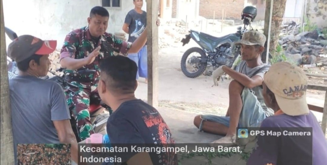 Babinsa Koramil 1608 Karangampel Indramayu Melakukan Komsos Bersama warga Desa Mundu