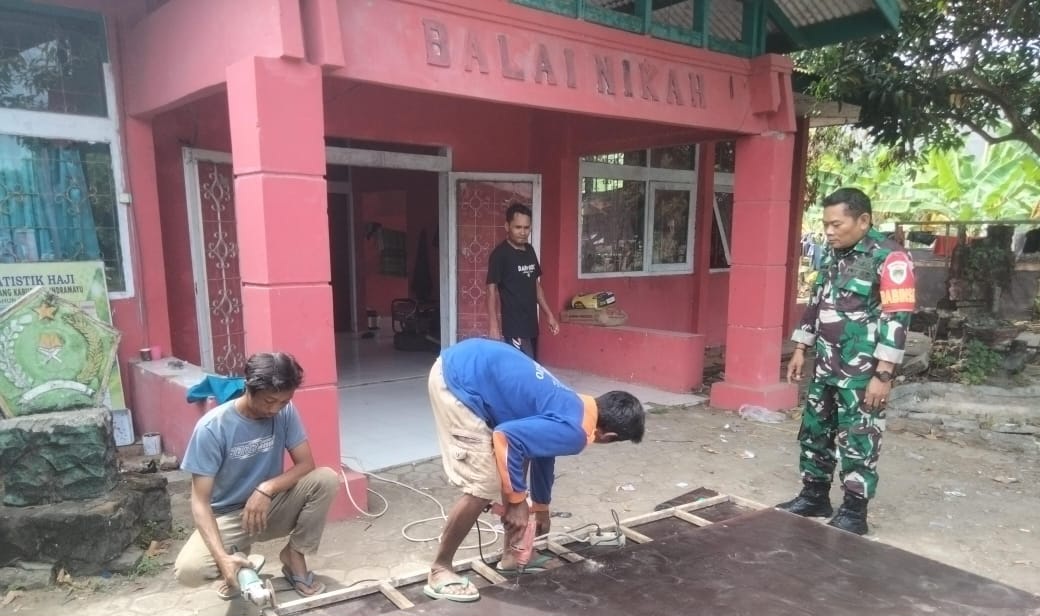 Babinsa Koramil 1604 Jatibarang Indramayu Melakukan Komsos Bersama Masyarakat di Wilayah Binaan