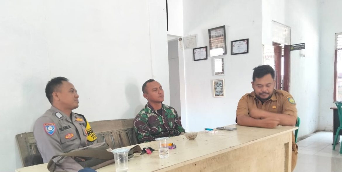 Babinsa Koramil 1602 Sindang Indramayu Melakukan Komsos Dengan Pamongdesa Totoran 