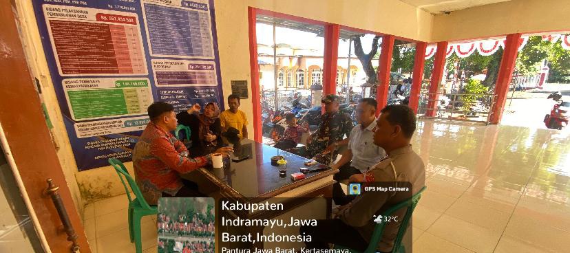 Tingkatkan Silaturahmi Dengan Pamongdesa, Koramil 1605 Sukagumiwang Indramayu Sertu Edi Kurniawan Melaksanakan Komsos 