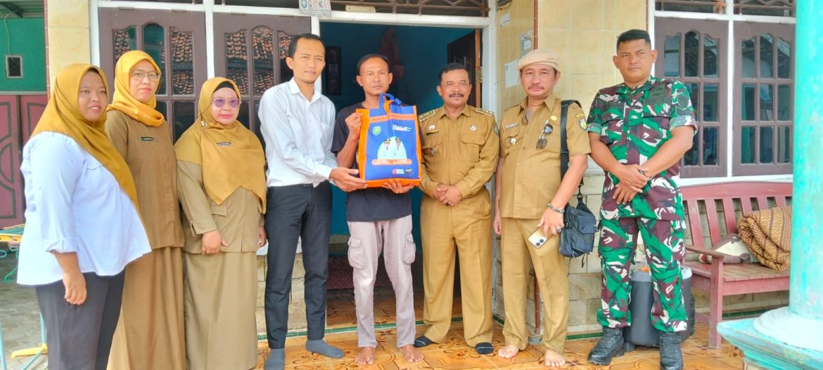 Koramil 1603 Lohbener Indramayu Bersama Forkopimcam Melakukan Kunjungan Kerja Berkunjung Ke Anak Yang Mengidap Penyakit 