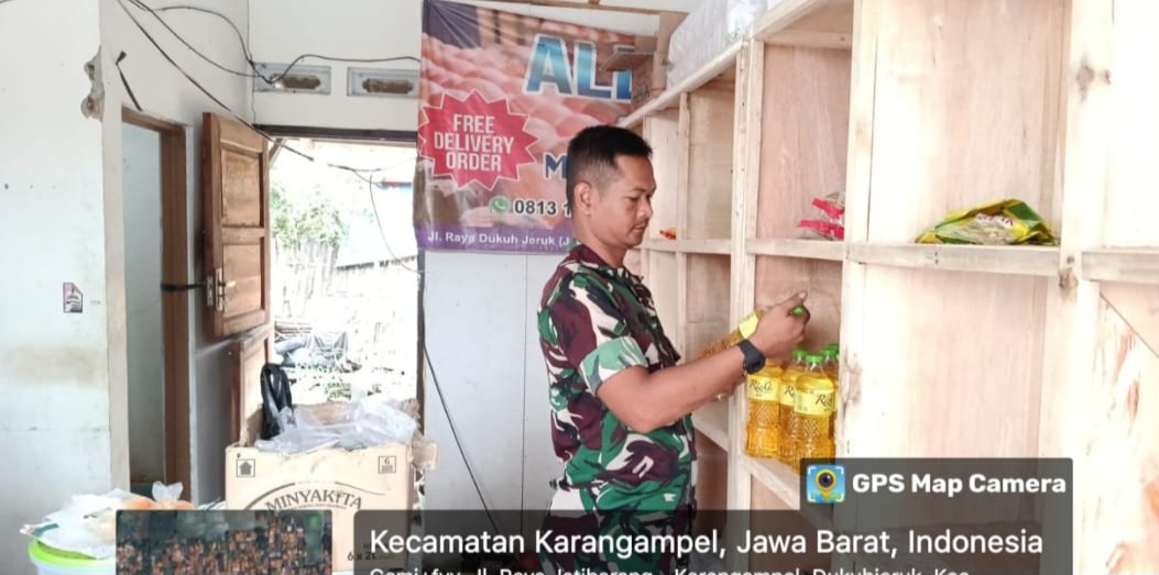 Anggota Koramil 1608 Karangampel Indramayu Monitoring Harga Kebutuhan Pokok/Sembako