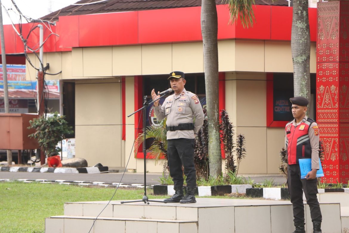 Polres Banyuasin melaksanakan apel pagi dipimpin Wakapolres Banyuasin di lapangan apel mapolres Banyuasin