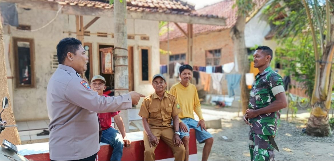 Babinsa Koramil 1605 Karangampel Indramayu Melakukan Komsos Dengan Masyarakat Desa Lemahayu 