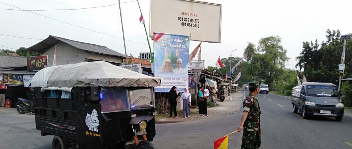 Anggota Koramil 1609 Juntinyuat Indramayu Membantu Masyarakat dan Anak Sekolah Menyebrang Jalan Raya Desa Juntikebon