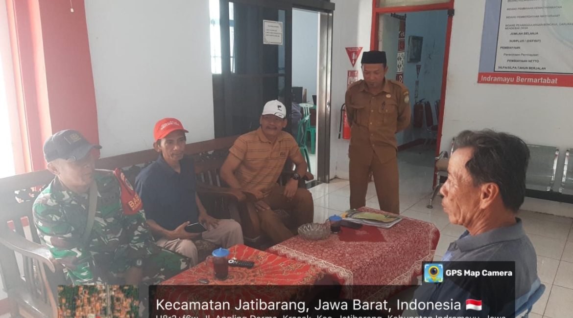 Serda Rosid Anggota Koramil 1604/Jatibarang Indramayu Komsos Bersama Masyarakat Desa Krasak