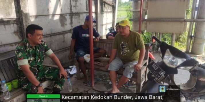 Babinsa Koramil 1608 Karangampel Indramayu Komsos Dengan Warga Desa Kedokan Agung 