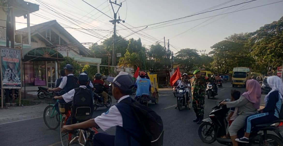 Anggota Koramil 1609 Juntinyuat Indramayu Bntu Masyarakat dan Anak Sekolah Menyebrang Jalan Raya Desa Juntikebon