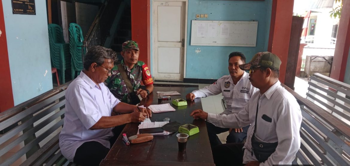 Babinsa Koramil 1602 Sindang Indramayu Komsos Bersama Pamongdesa Pagirikan Bahas Kondusifitas Lingkungan 