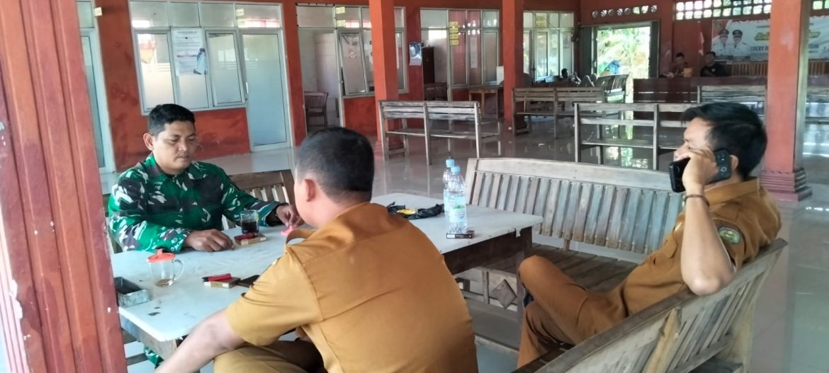 Serka Casmana Anggota Koramil 1603 Lohbener Indramayu Komsos Dengan Perangkat Desa Kiajaran Wetan