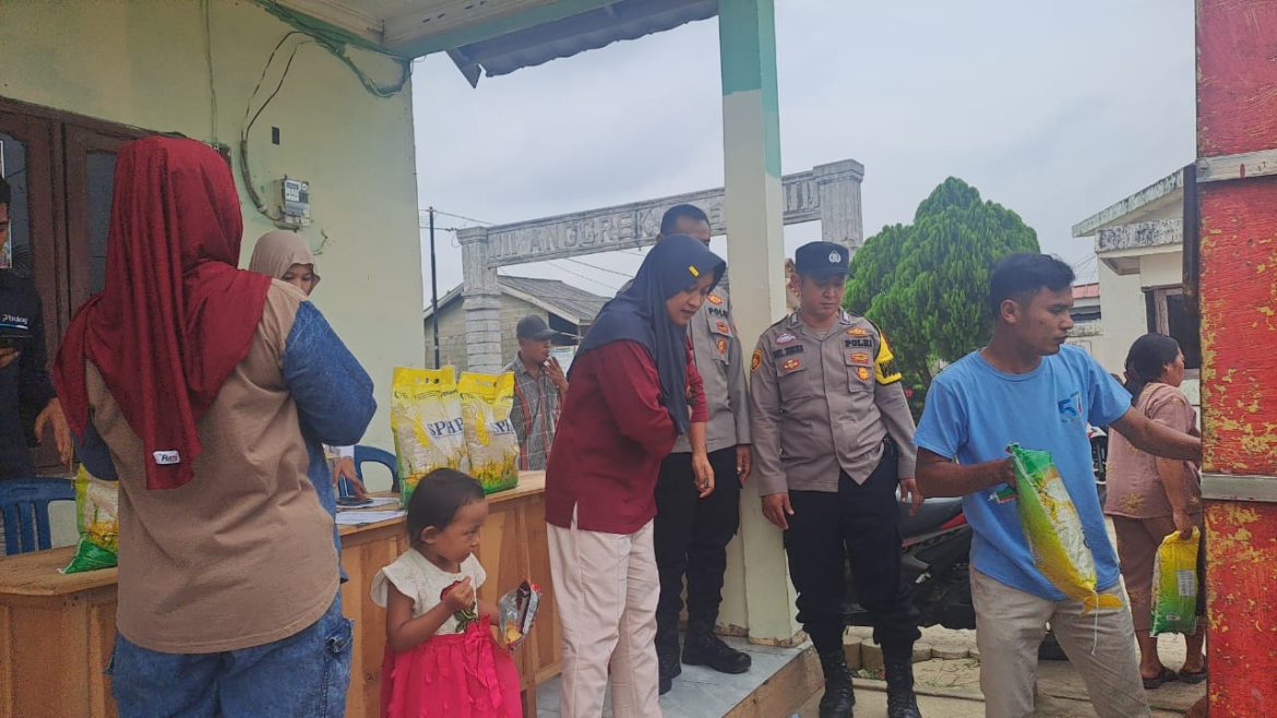 Polsek sungsang melaksanakan Gerakan pangan murah di  Dermaga penyeberangan Desa Marga Sungsang