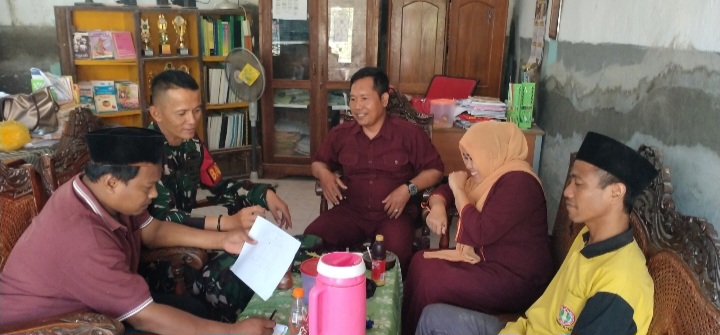 Babinsa Koramil 1608 Karangampel Indramayu Melakukan Komsos Bersama warga Desa Kaplongan 