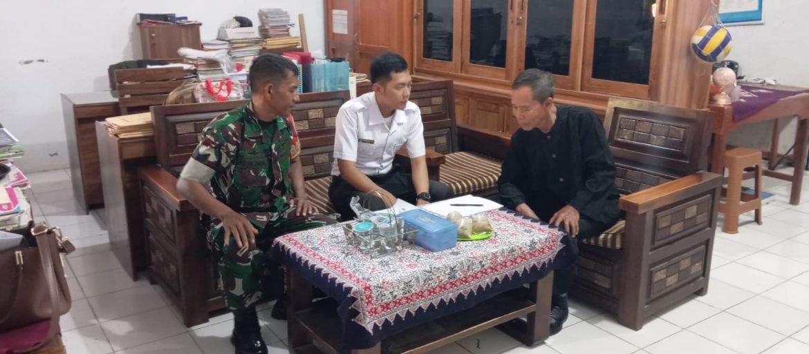 Babinsa Koramil 1609 Juntinyuat Indramayu Melakukan Komsos Bersama Kepala Sekolah SMPN 2 Juntinyuat dan Kepala SPPG Desa Pondoh