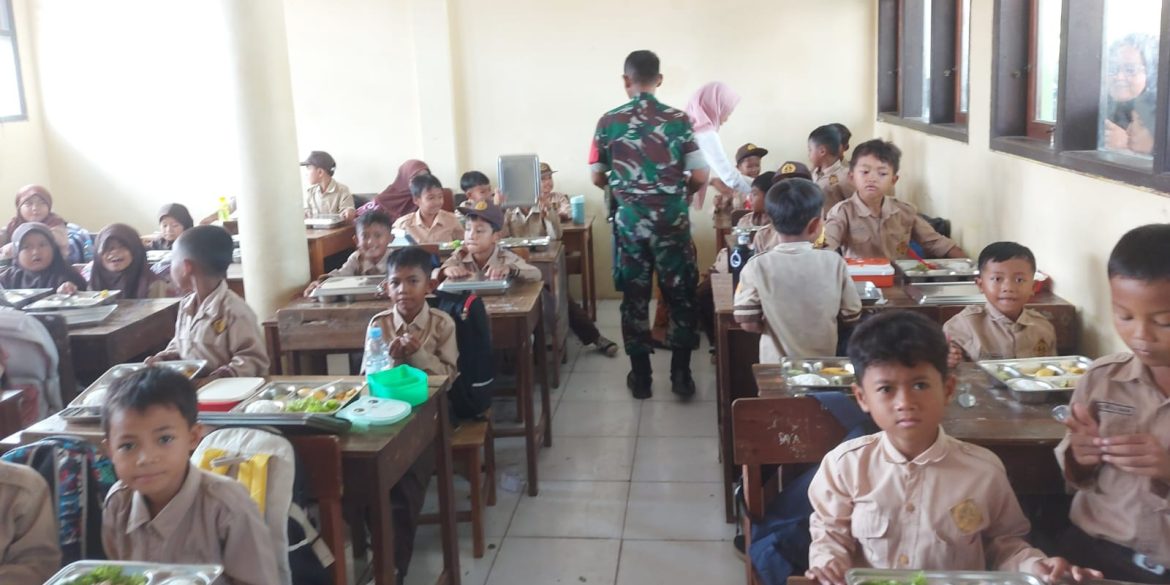 Babinsa Koramil 1609 Juntinyuat Indramayu Monitoring Kegiatan Pelayanan SPPG dan Pendistribusian Makan Bergizi Gratis 