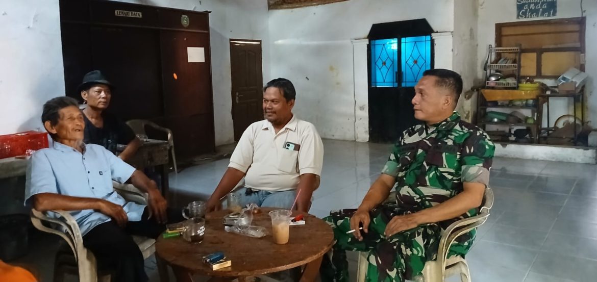 Babinsa Koramil 1605 Sukagumiwang Indramayu Melakukan Komsos Bersama Perangkat Desa Tenajar
