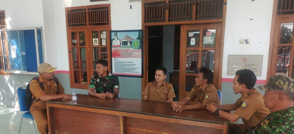 Anggota Koramil 1604 Jatibarang Indramayu Melakukan Komsos bersama Pamong Desa Pawidean
