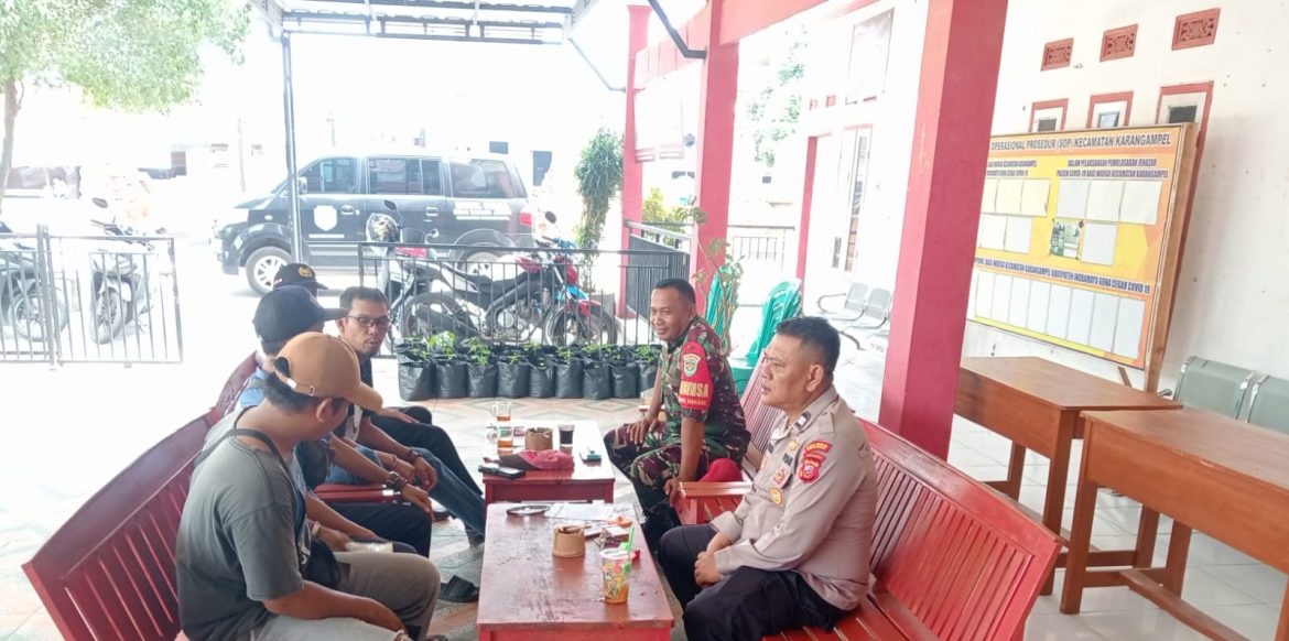 Babinsa Koramil 1608 Karangampel Indramayu Melakukan Komsos Bersama warga Desa Dukuh Jeruk 
