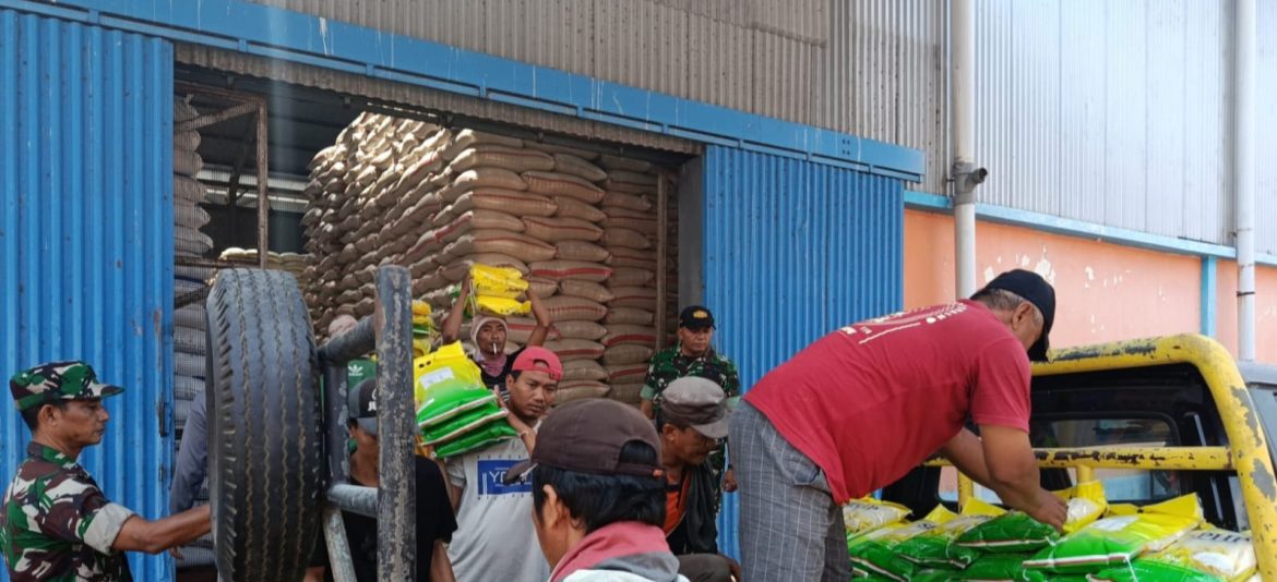 Koramil 1608 Karangampel Indramayu Monitoring Pengambilan Beras SPHP Bulog 300 Sak/Karung di Gudang Bulog Krangkeng