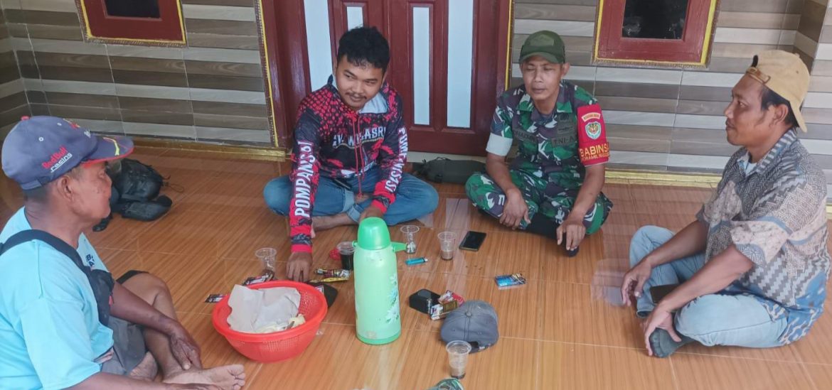 Babinsa Koramil 1602 Sindang Indramayu Melakukan Komsos Bersama Kelompok Tani Desa Brondong