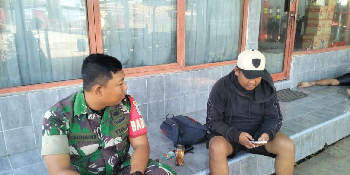 Kopda Suhardi Anggota Koramil 1611 Losarang Indramayu Komsos Bersama Masyarakat Desa Jumbleng