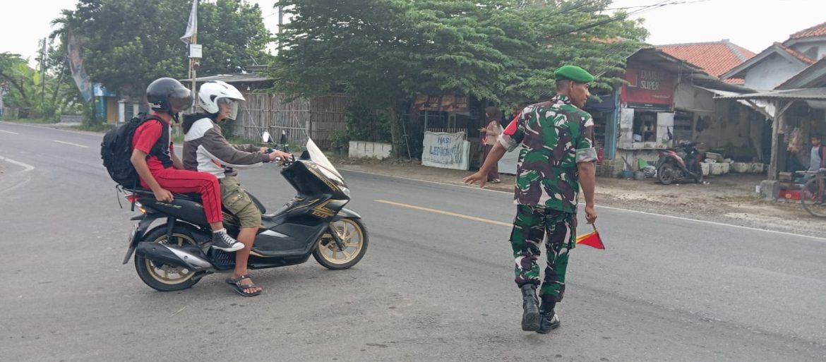 TNI Bantu Masyarakat Dan Anak Sekolah Menyebrang Jalan Raya Desa Juntinyuat Indramayu