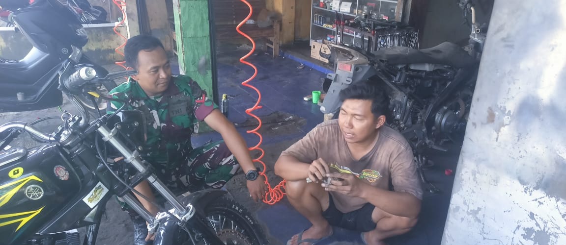 Komsos Bersama Masyarakat Desa Jangga, Ini Pesan Babinsa Koramil 1611 Losarang Indramayu