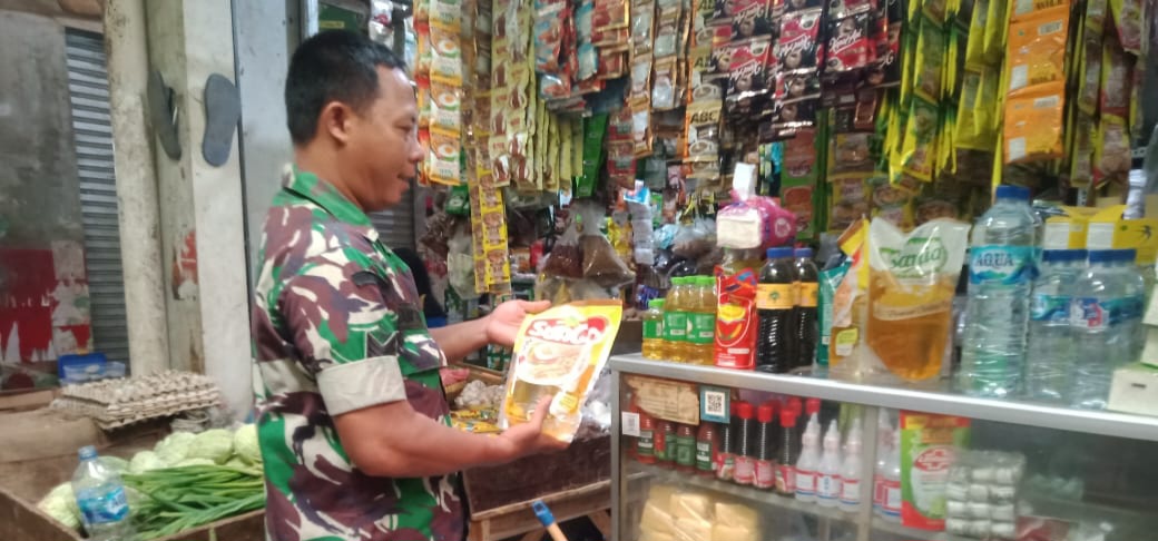 Cegah Lonjakan Harga Bahan Pokok Rumah Tangga,Babinsa Melaksanakan Monitoring di Wilayah Binaan 