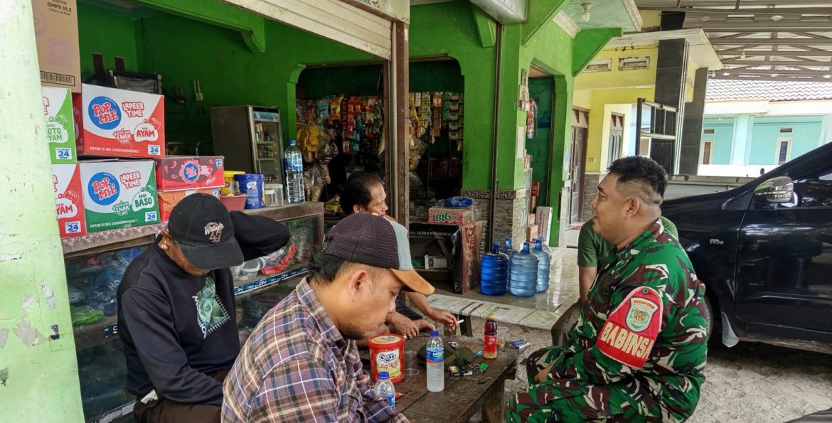 Koptu Yudha Anggota Koramil 1602 Sindang Indramayu Komsos Bersama Lurah dan Masyarakat Desa Panyingkiran Lor 