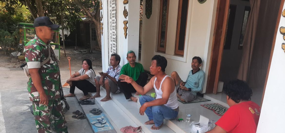 Serda Rosid Anggota Koramil 1604 Jatibarang Indramayu Melakukan Komsos Bersama Masyarakat Desa Krasak 