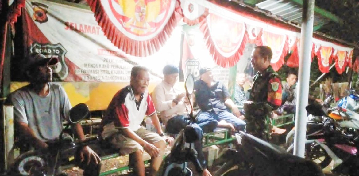 Wujudkan Lingkungan Aman, Personil Koramil 1608 Karangampel Indramayu MeLaksanakan Patroli Siskamling 