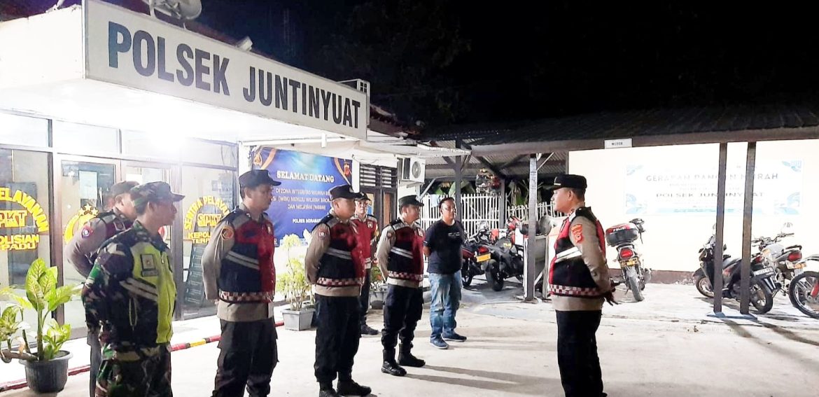 Kesiapan Pelaksanaan Patroli, Gabungan TNI-POLRI-SATPOL-PP kecamatan Juntinyuat Melakukan Apel 