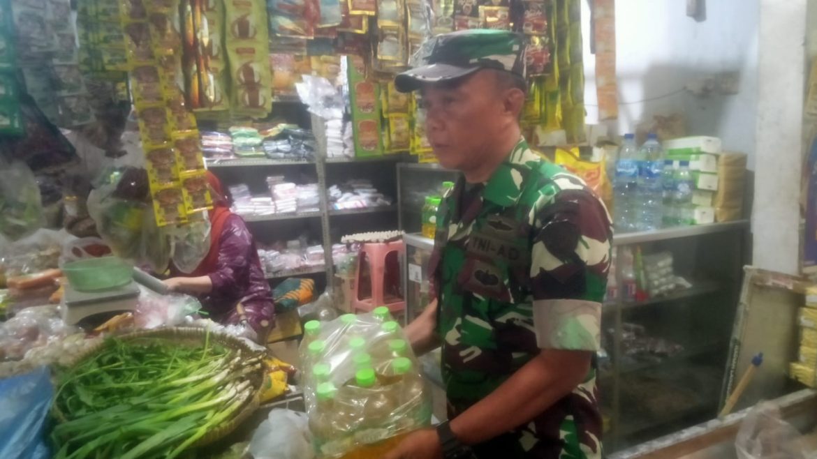 Babinsa Koramil 1605 Sukagumiwang Indramayu Monitoring dan Pendataan Harga Bahan Pokok Rumah Tangga 