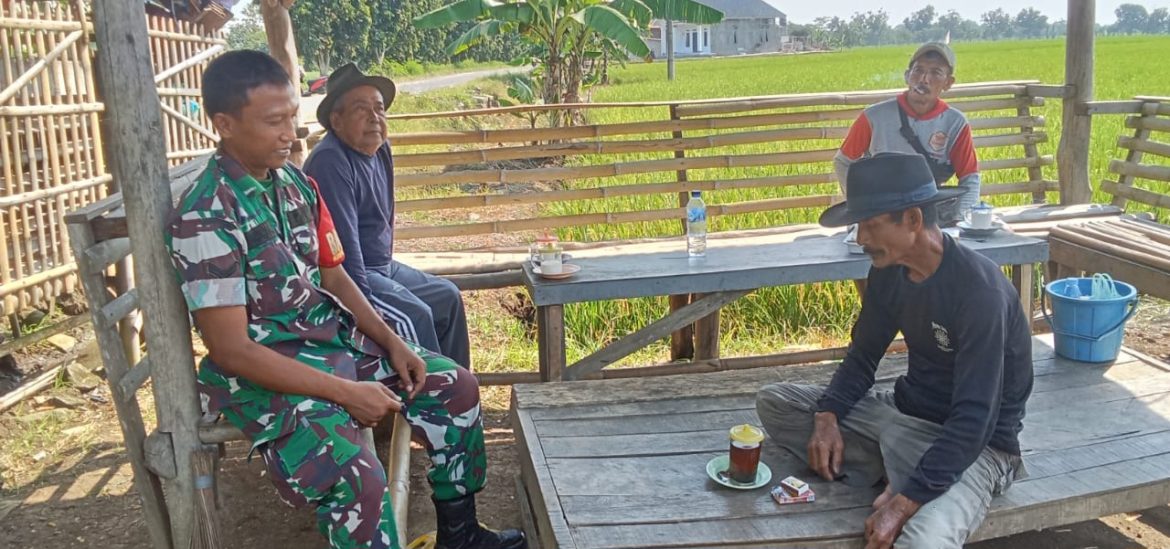 Babinsa Koramil 1609 Juntinyuat Indramayu Melakukan Komsos Bersama Masyarakat Desa Juntiweden