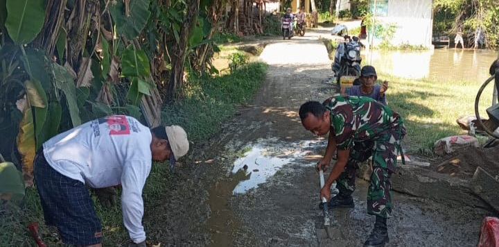 Karya Bhakti TNI, Koramil 1605 Sukagumiwang Indramayu Bersama Masyarakat Gotong Royong Bersihkan Jalan 