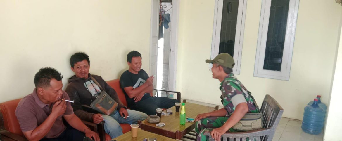 Babinsa Koramil 1602 SIndang Indramayu Melakukan Komsos Bersama Masyarakat Desa Pagirikan