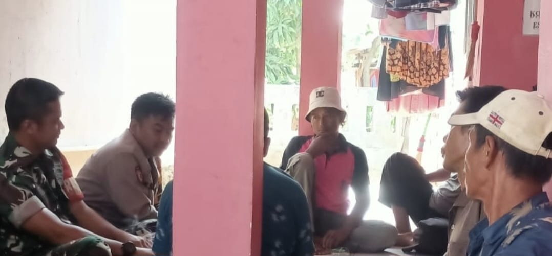 Tingkatkan Kondusifitas Lingkungan, Babinsa Koramil 1608 Karangmpel Indramayu Komsos Bersama Masyarakat 