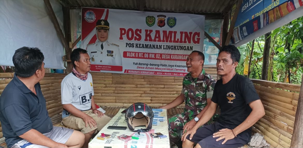 Pastikan Wilayahnya Kondusif, Personil Koramil 1602 SIndang Indramayu Melakukan Patroli Siskamling Bersama Ketua RT dan Masyarakat