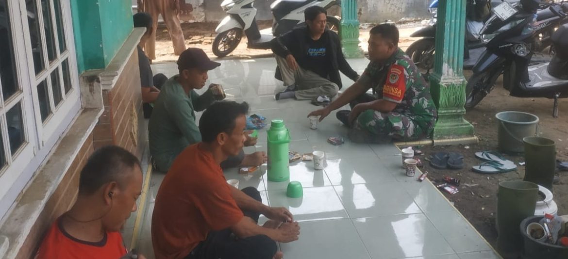 Kopka Geger S Anggota Koramil 1604/Jatibarang Indramayu Komsos Bersama Warga Masyarakat Desa Lobener 