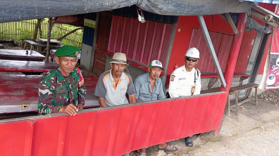 Tingkatkan Kondusifitas Lingkungan, Babinsa Koramil 1609 Juntinyuat Indramayu Melakukan Patroli Siskamling 