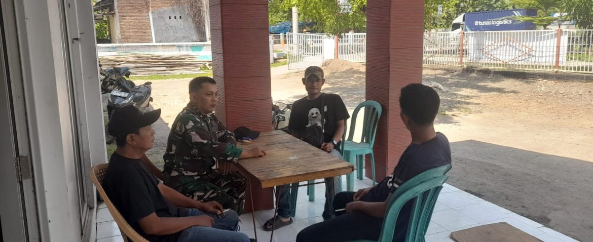 Serka Roni Anggota Koramil 1604/Jatibarang Indramayu Komsos Bersama Warga Masyarakat dan Pamongdesa Jatibarang baru 