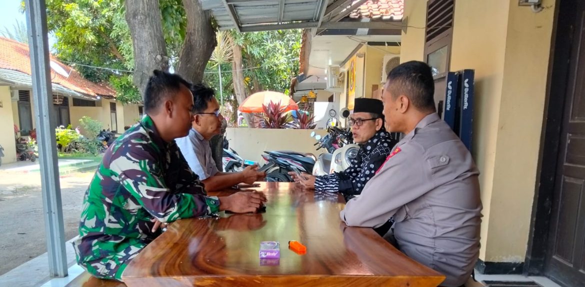 Tingkatkan Sinergitas TNI-POLRI, Personil Koramil 1611 Losarang Indramayu Komsos di Kantor Polsek Losarang 