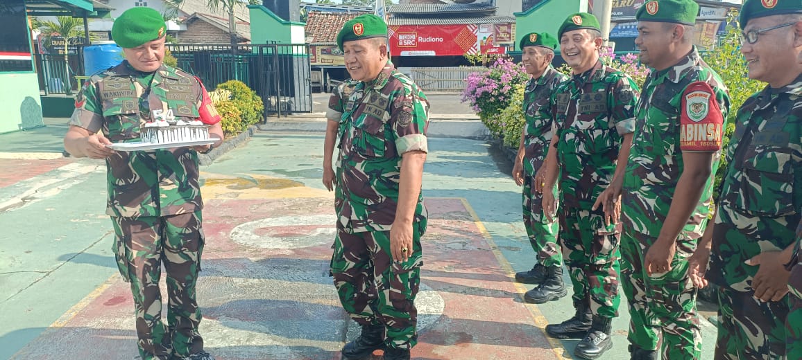Anggota Koramil 1609 Juntinyuat Indramayu Mengucapkan Selamat Hari Ulang Tahun Kepada Danramil Kapten Inf Effendi 