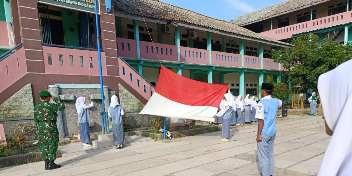 Koramil 1605 Sukagumiwang Indramayu Melaksanakan Upacara Bendera di SMK Yayasan Ponpes Darul Ulum Kertasemaya