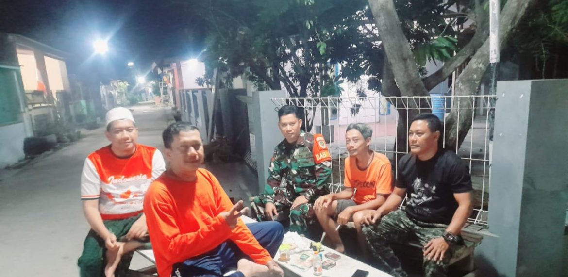 Anggota Koramil 1601 Indramayu Melakukan Patroli Malam dan Himbau Aktifkan Siskamling Diwilayah Binaan Desa Pabeanudik 