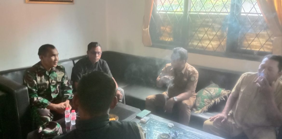 Anggota Koramil 1605 Sukagumiwang Indramayu Melakukan Komsos Bersama Pamong Desa Gunung sari
