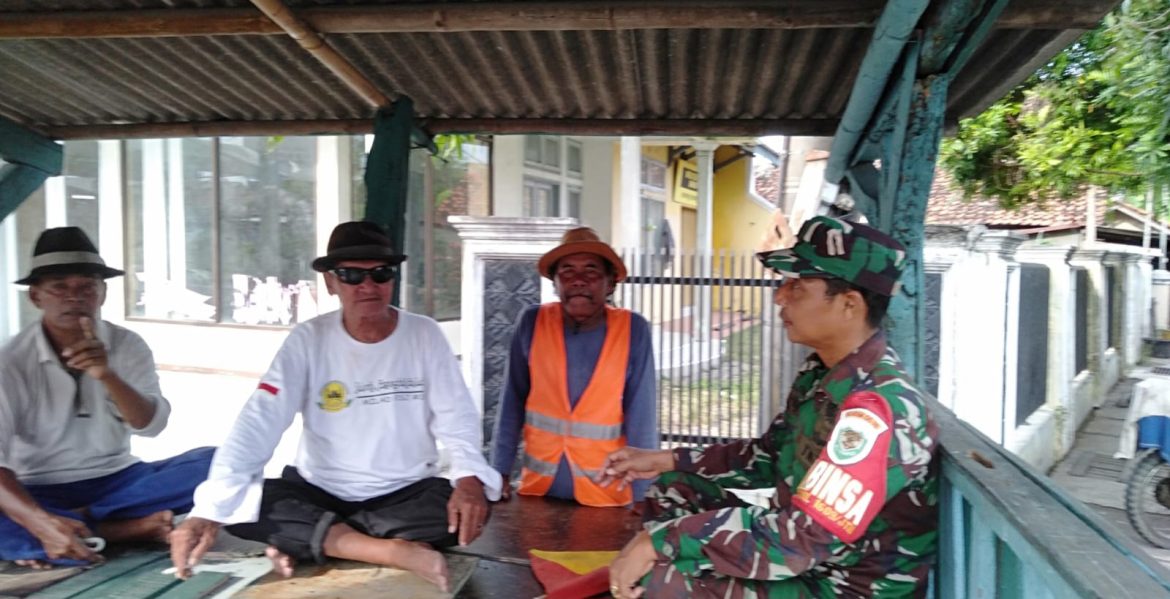 Babinsa Koramil 1609 Juntinyuat Indramayu Melakukan Pelaksanaan Patroli Siskamling bersama Lurah Ketua Rt Desa juntikebon