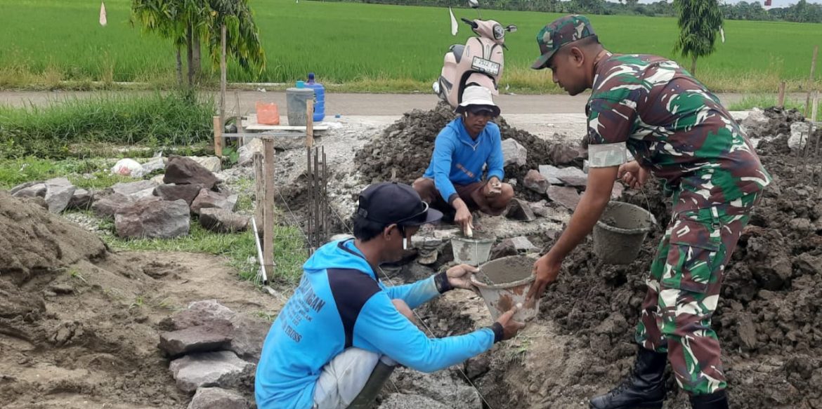 Babinsa Koramil 1602 Sindang Indramayu Melakukan Karya Bakti Pembangunan Pondasi Rumah Warga Desa Cemara