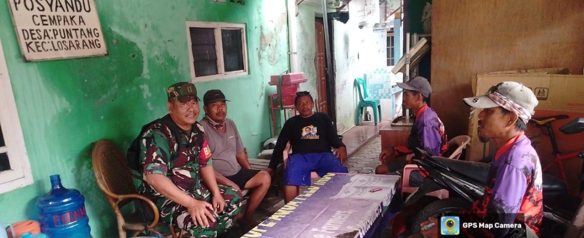 Babinsa Koramil 1611 Losarang Indramayu Melakukan Komsos Bersama Tokoh Masyarakat Desa Puntang