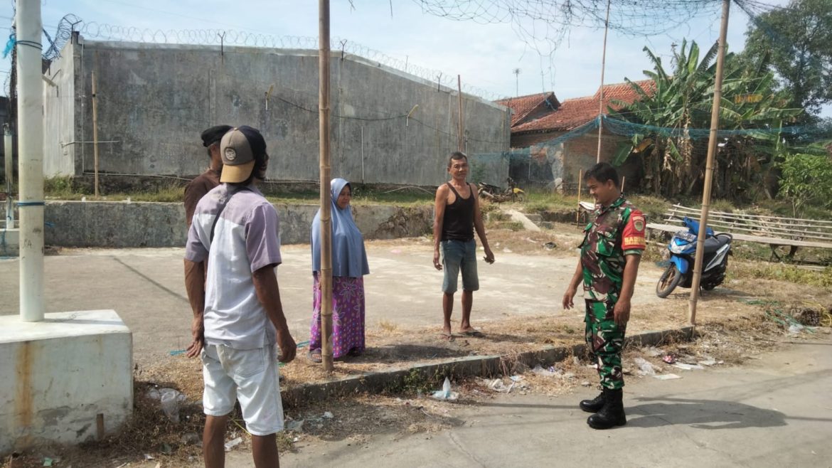 Babinsa Koramil 1605 Sukagumiwang Indramayu Lakukan Komsos Bersama Masyarakat Desa Tersana